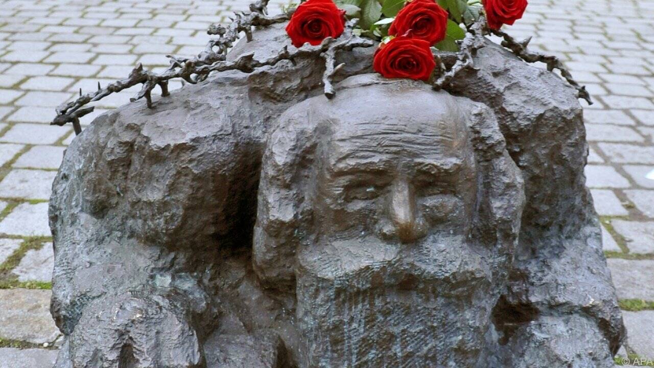 Installation vor Albertina zeigt straßenwaschende Juden Installation vor Albertina zeigt straßenwaschende Juden