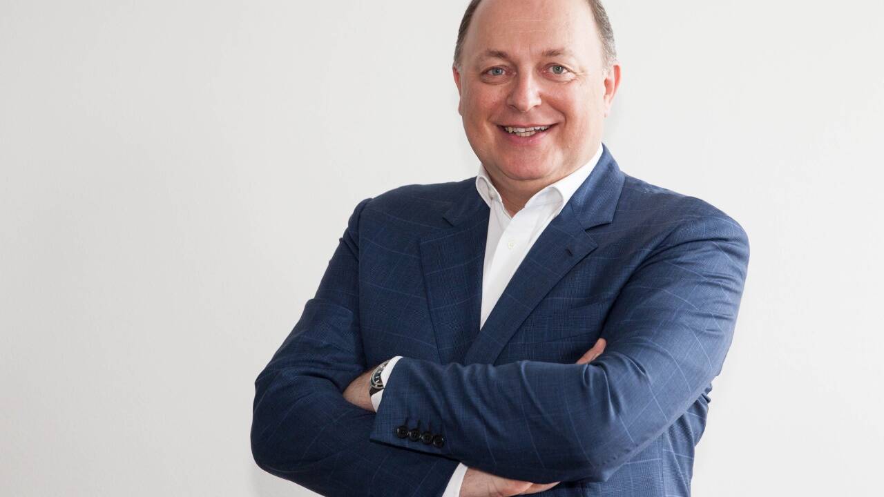 Zeitweise trug Andreas Klauser die Verantwortung für bis zu 25 Milliarden Euro Umsatz und rund 60.000 Mitarbeiter. Palfinger hat rund 10.000 Mitarbeiter und eine Gesamtumsatz von rund 1,5 Mrd. Euro.  