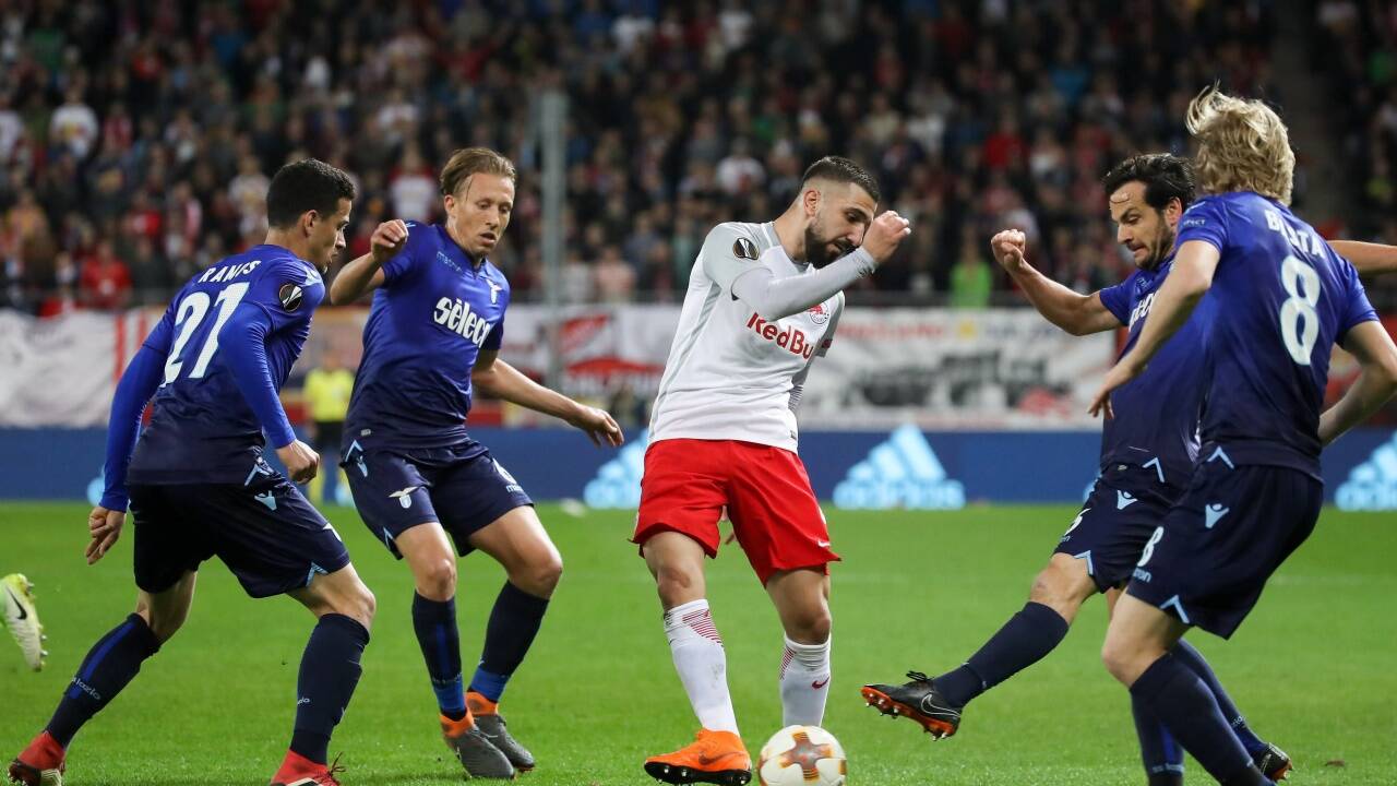 Mitten im Geschehen – Munas Dabbur im Europa-League-Rückspiel gegen Lazio-Rom-Profis am 12. April in Kleßheim. 