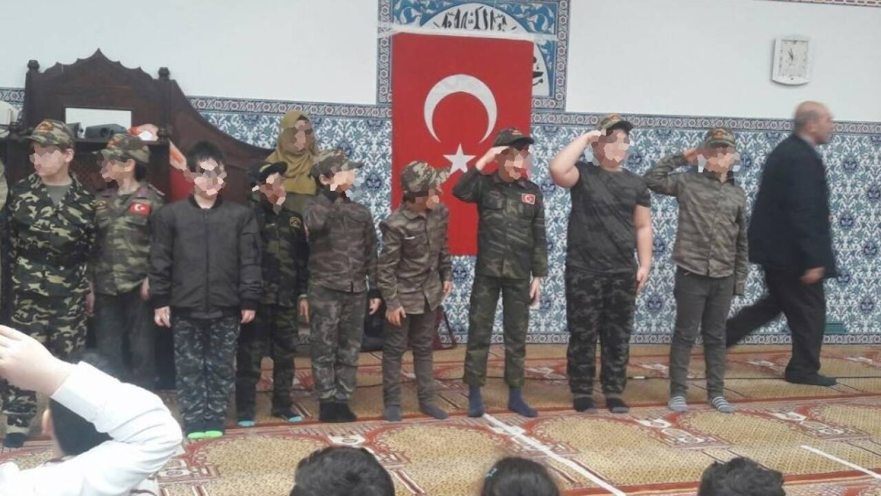 Stein des Anstoßes – salutierende Kinder in Tarnuniformen in der Wiener Moschee. Stein des Anstoßes – salutierende Kinder in Tarnuniformen in der Wiener Moschee.