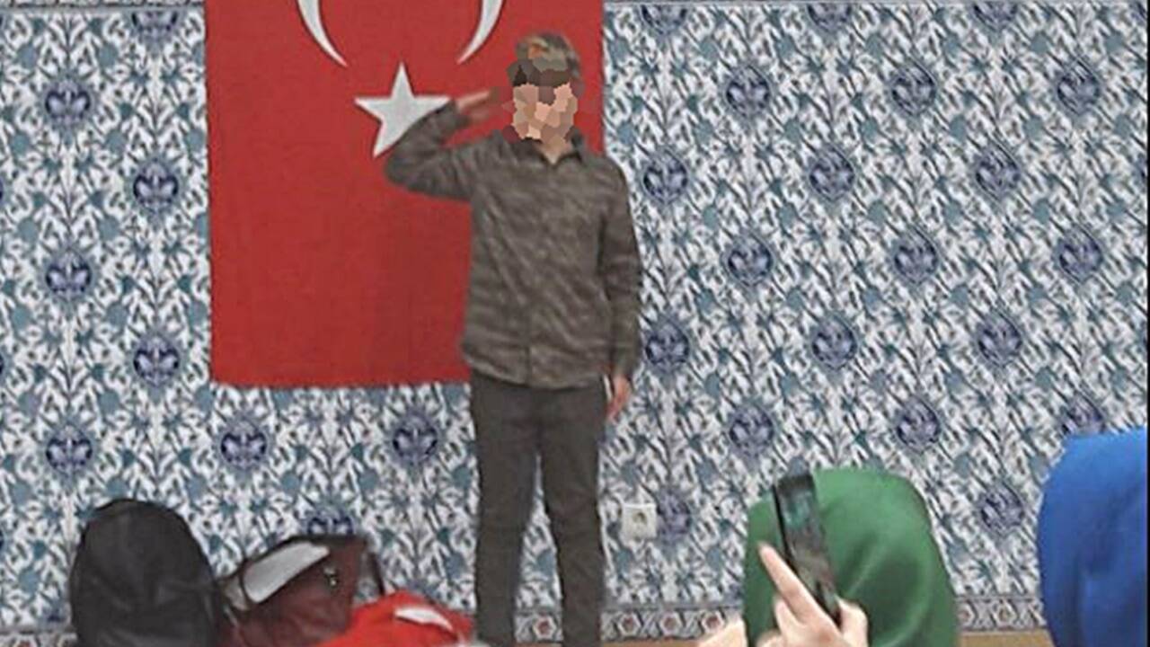 Salutierender Bub in Tarnuniform. Salutierender Bub in Tarnuniform.