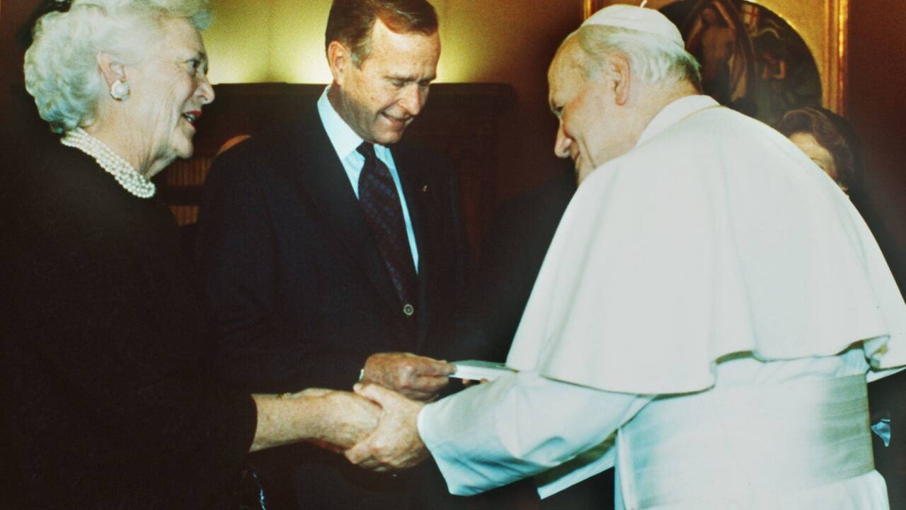 Barbara und George H.W. Bush mit Papst Johannes Paul II. im August 1991. 