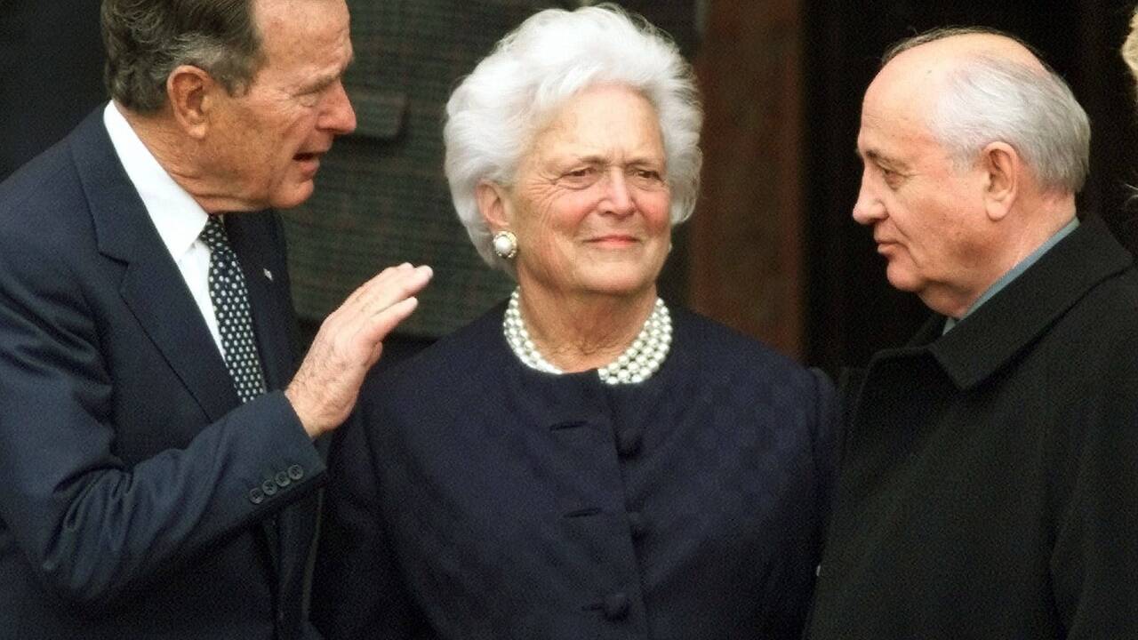 George H.W. und Barbara Bush mit Michail Gorbatschow im November 1999. 