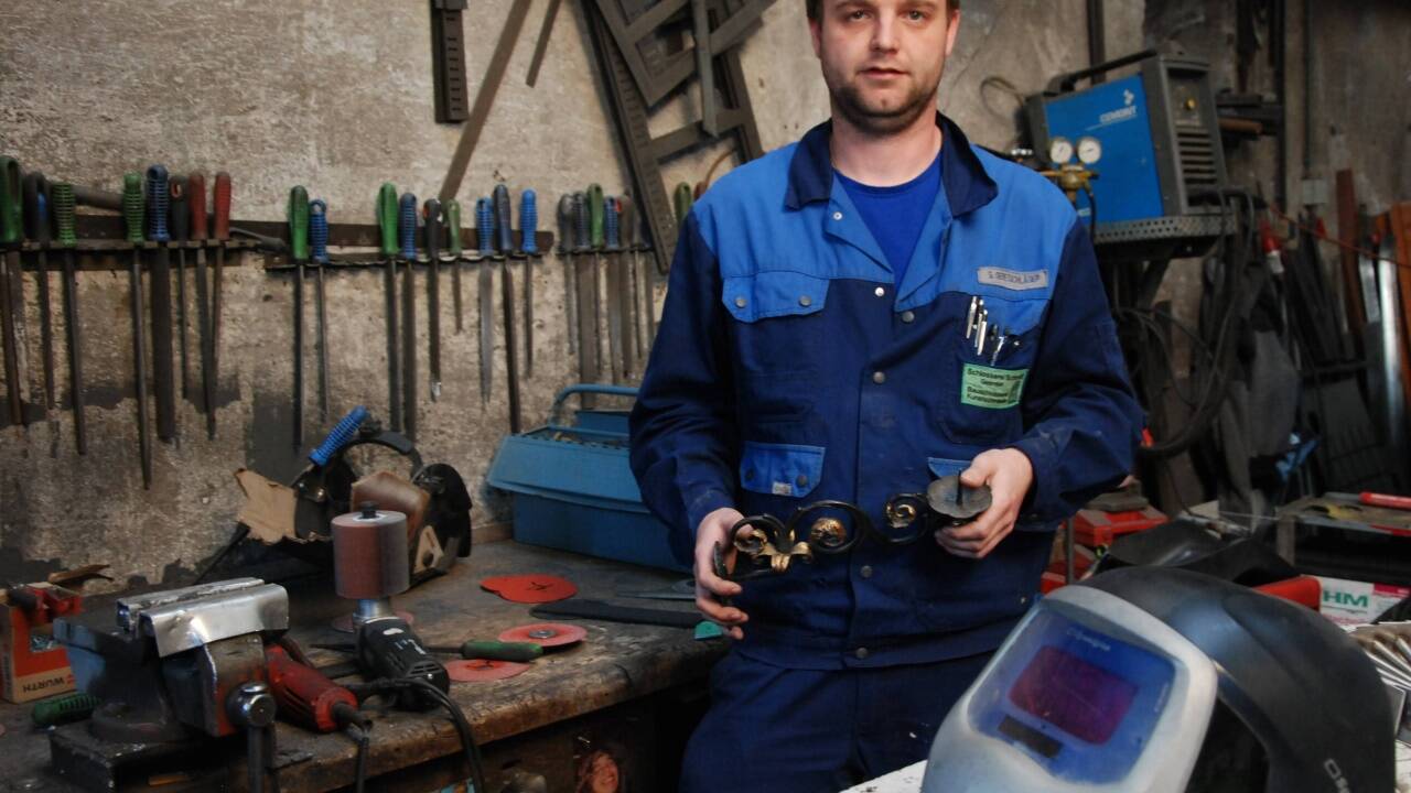 Mit 32 Jahren Geschäftsführer der traditionsreichen Schlosserei Schmidt in der Herrengasse: Stefan Geretschläger, hier in seiner Werkstatt. 