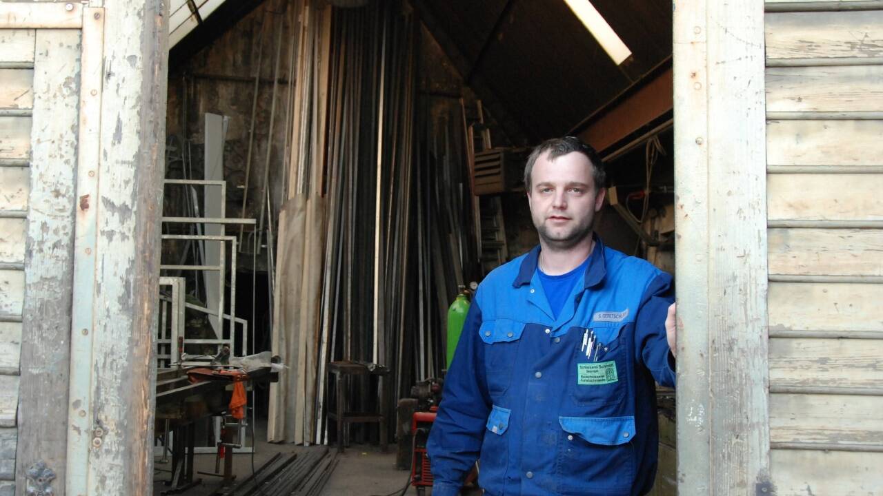 Mit 32 Jahren Geschäftsführer der traditionsreichen Schlosserei Schmidt in der Herrengasse: Stefan Geretschläger, hier in seiner Werkstatt. 