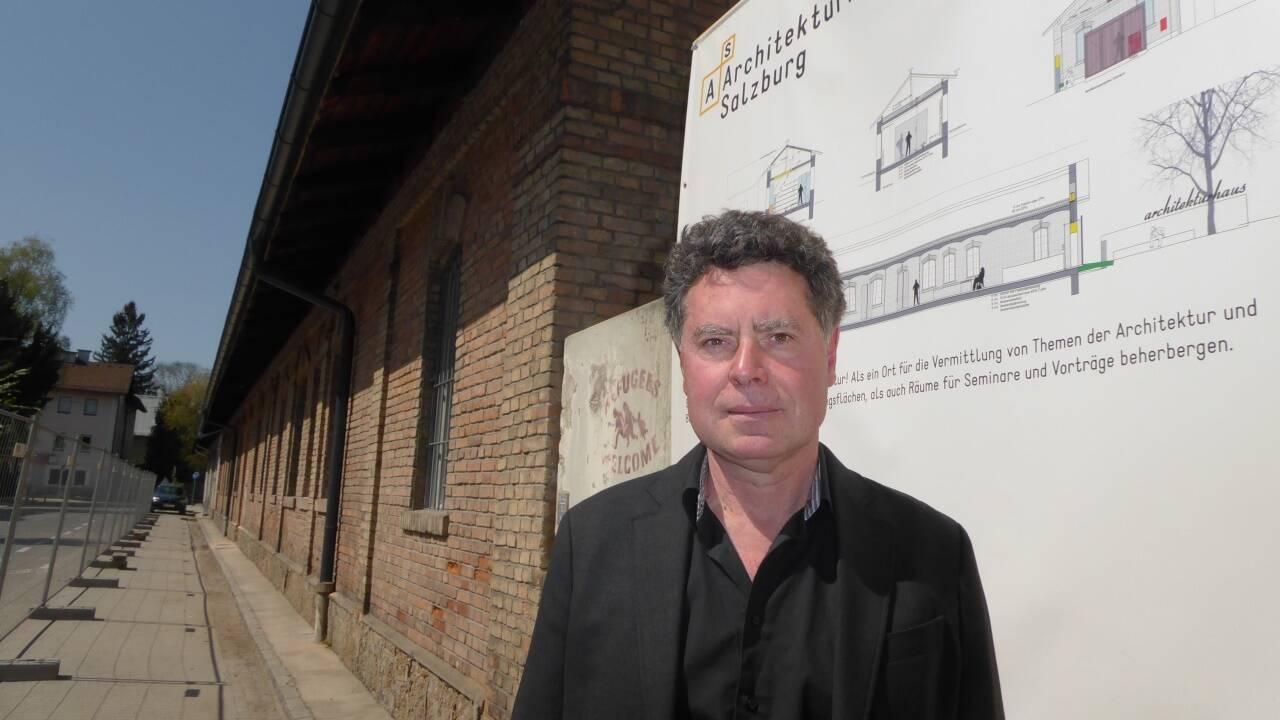 Roman Höllbacher von der Initiative Architektur vor der künftigen Heimstätte. 