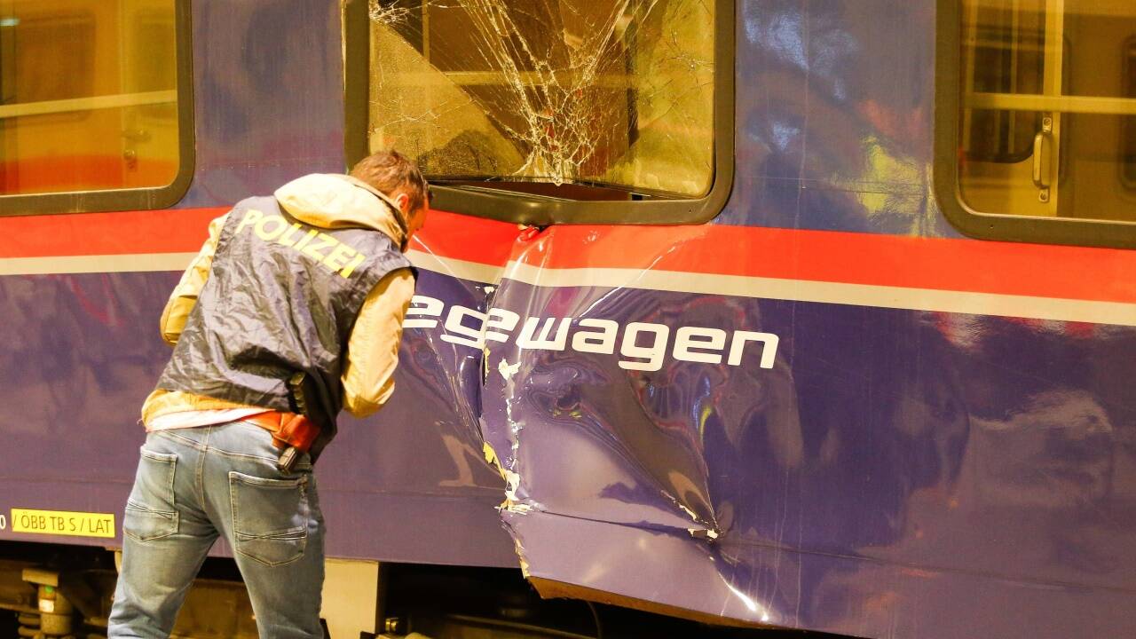 Ein Waggon weist einen starken Knick auf. 