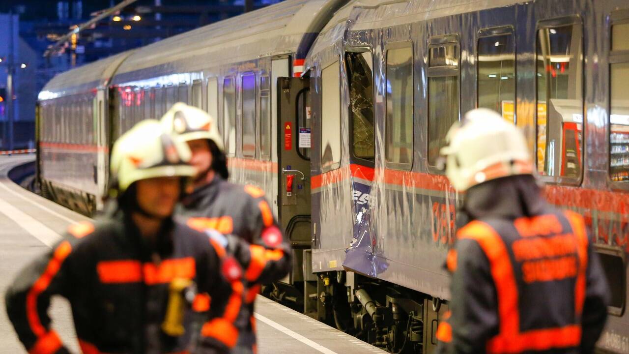 Die Berufsfeuerwehr und die Freiwillige Feuerwehr im Einsatz. 