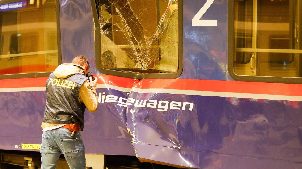 Ein Waggon weist einen starken Knick auf. 