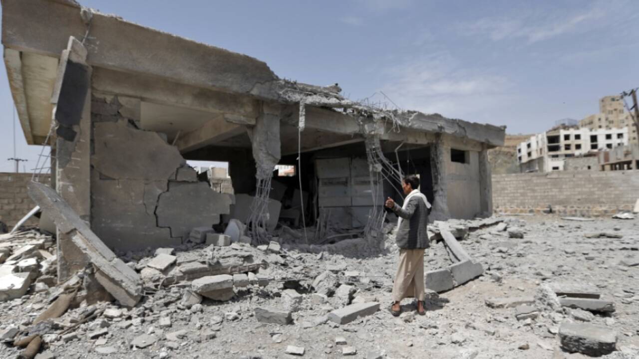 Nach dem Angriff werden die Schäden begutachtet 