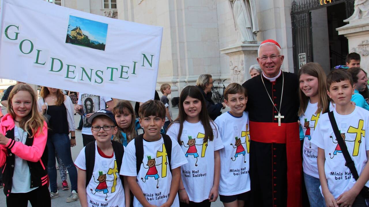 Kinder und Kirchenleute unterwegs in Salzburg. Mit im 