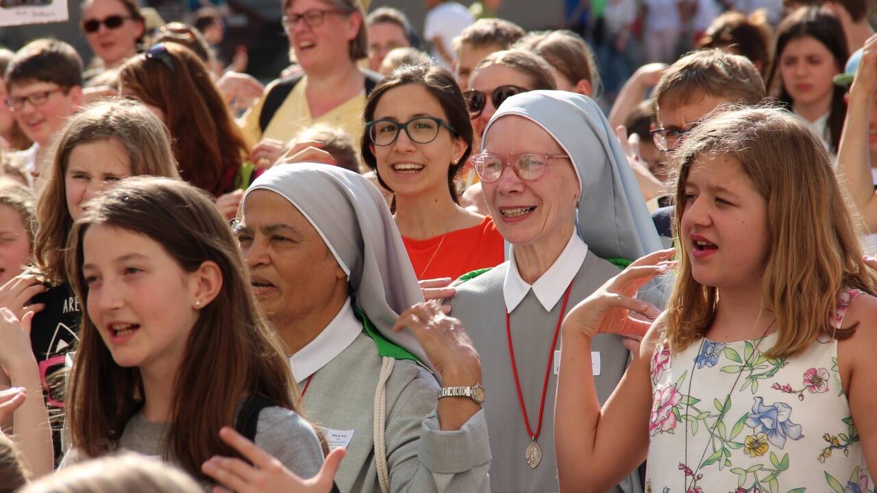 Kinder und Kirchenleute unterwegs in Salzburg.  