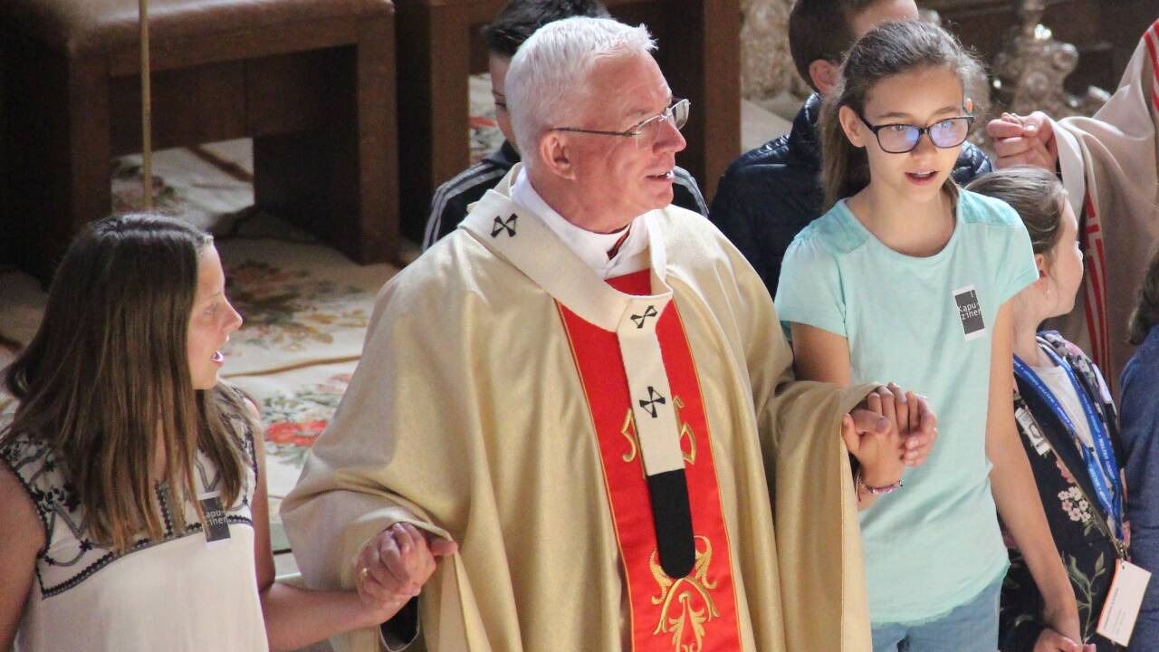 Kinder und Kirchenleute unterwegs in Salzburg.  