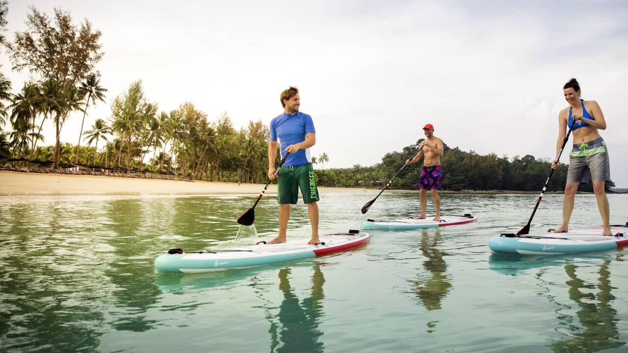 Zeit für neue Sportarten: Stand-up-Paddling im Robinson Club.  