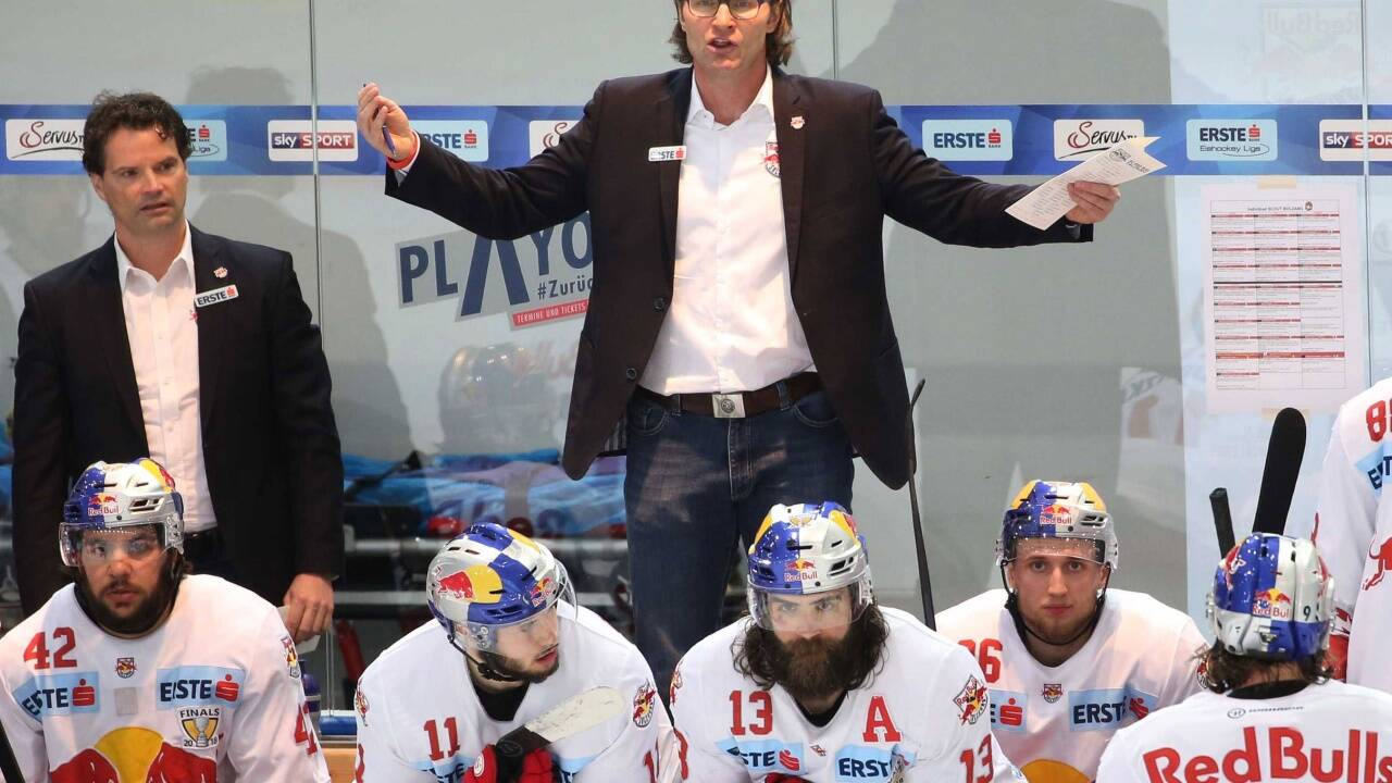 Greg Poss (Mitte hinten) bleibt der Boss an der Bande der Red Bulls; Ob weiter Tim Kehler (links) assistiert ist offen.  Greg Poss (Mitte hinten) bleibt der Boss an der Bande der Red Bulls; Ob weiter Tim Kehler (links) assistiert ist offen.