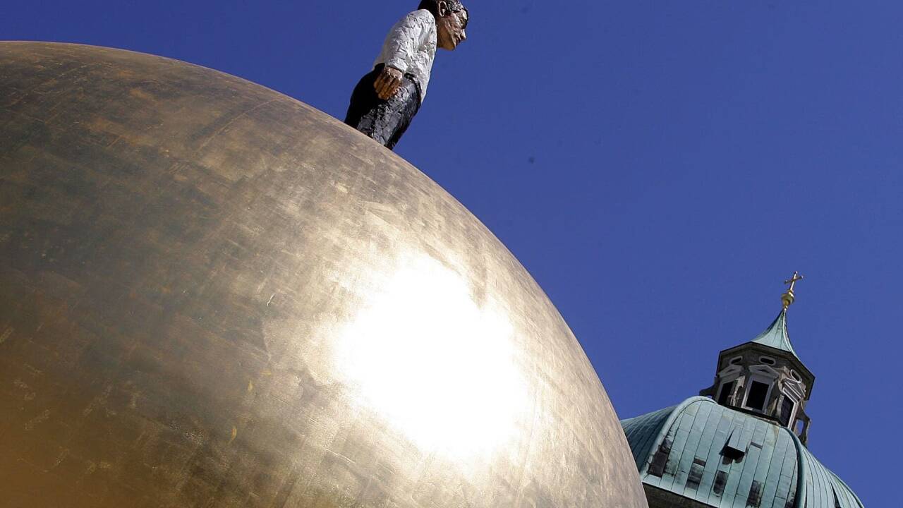 „Sphaera“ von Stephan Balkenhol auf dem Salzburger Kapitelplatz. 
