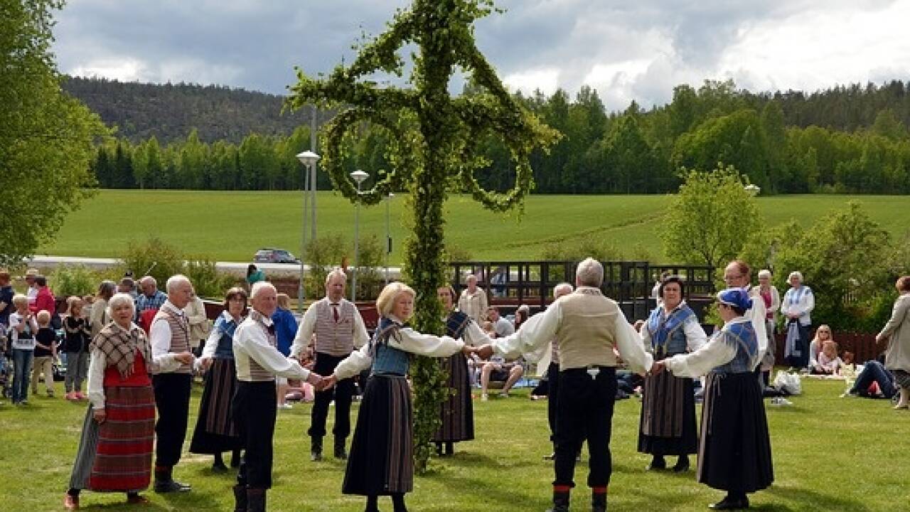 An Stelle des Maibaumes, wird in Schweden der Mittsommer gefeiert.   An Stelle des Maibaumes, wird in Schweden der Mittsommer gefeiert.