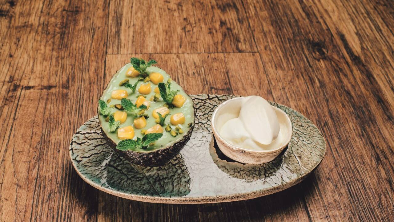 Oscar Niemeyer hat mit Brasilia eine „Blüte in der Wildnis“ geschaffen. Emanuel Weyringer hat Niemeyers Nationalkongress in ein süßes Avocado-Dessert übersetzt. 