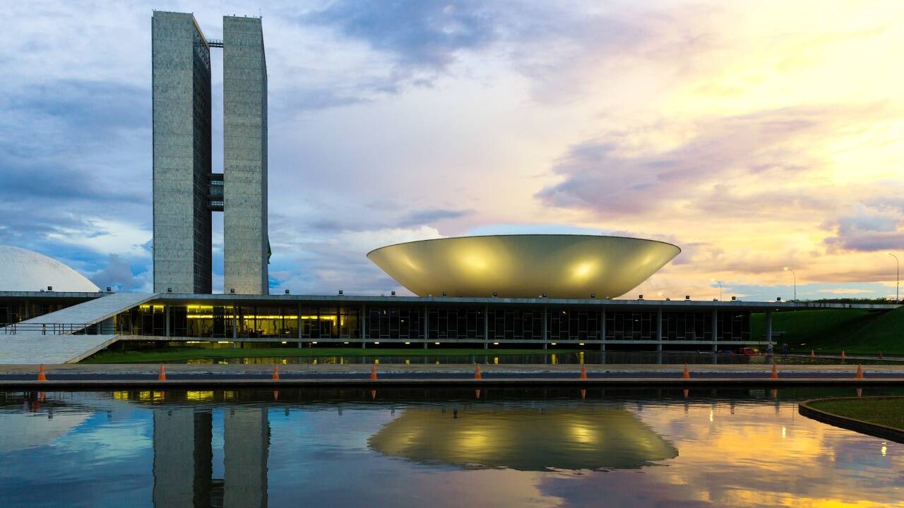 Oscar Niemeyer hat mit Brasilia eine „Blüte in der Wildnis“ geschaffen. Emanuel Weyringer hat Niemeyers Nationalkongress in ein süßes Avocado-Dessert übersetzt. 