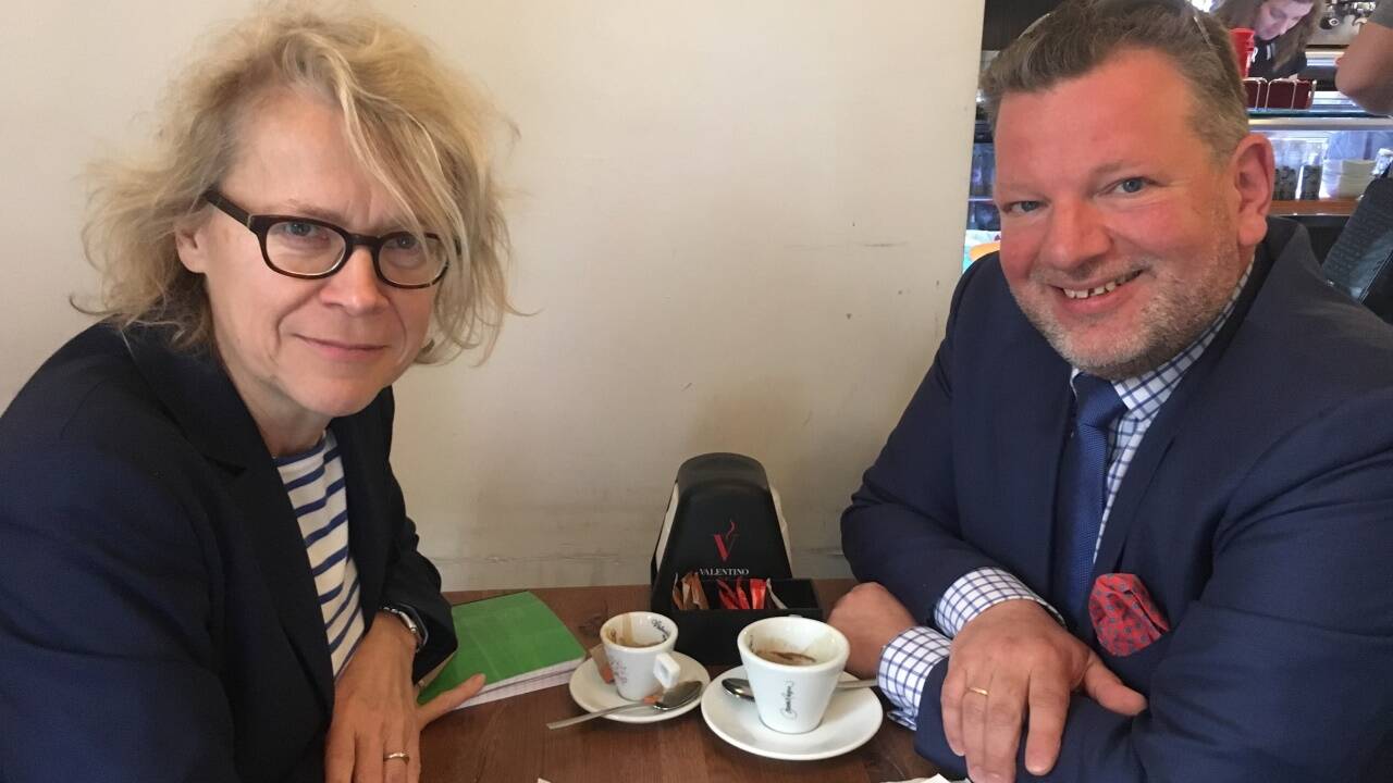 SN-Korrespondentin Monika Graf mit Philipp Schulmeister. 