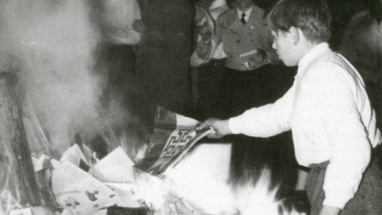 Bild von der Bücherverbrennung am Salzburger Residenzplatz am 30. April 1938. Bild von der Bücherverbrennung am Salzburger Residenzplatz am 30. April 1938.