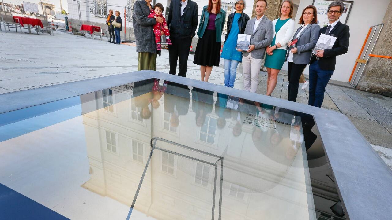 Am Freitag wurde das Mahnmal vor Journalisten präsentiert. Offiziell enthüllt wird es am 30. April, dem 80. Jahrestag der Bücherverbrennung am Salzburger Residenzplatz. 