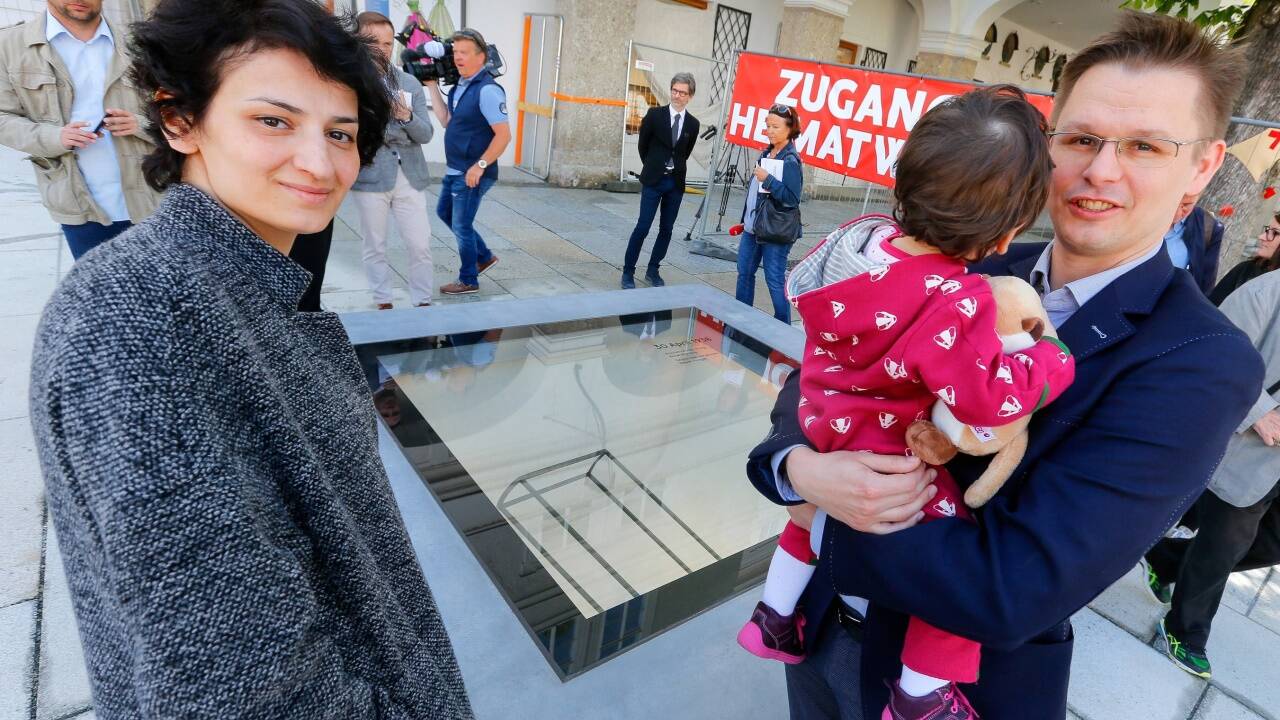 Entworfen wurde das Mahnmal von der gebürtigen Iranerin Fatemeh Naderi und dem Tennengauer Florian Ziller. 