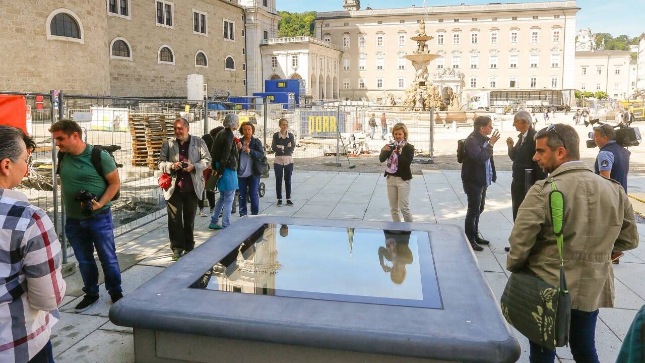 Am Freitag wurde das Mahnmal vor Journalisten präsentiert. Offiziell enthüllt wird es am 30. April, dem 80. Jahrestag der Bücherverbrennung am Salzburger Residenzplatz. 