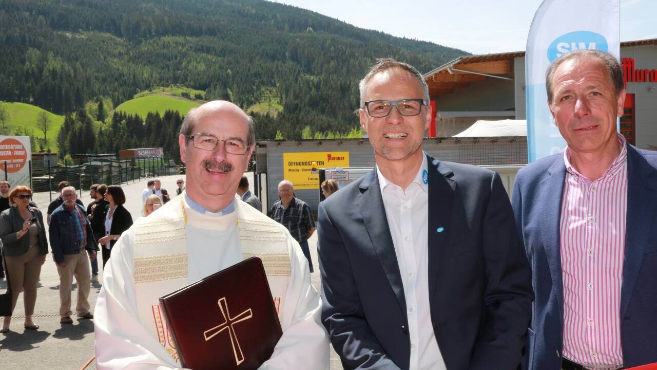 Einweihung und Eröffnung: Pfarrer Ambros Ganitzer, STM-Geschäftsführer Jürgen Moser und Bürgermeister Herbert Farmer (rechts). 