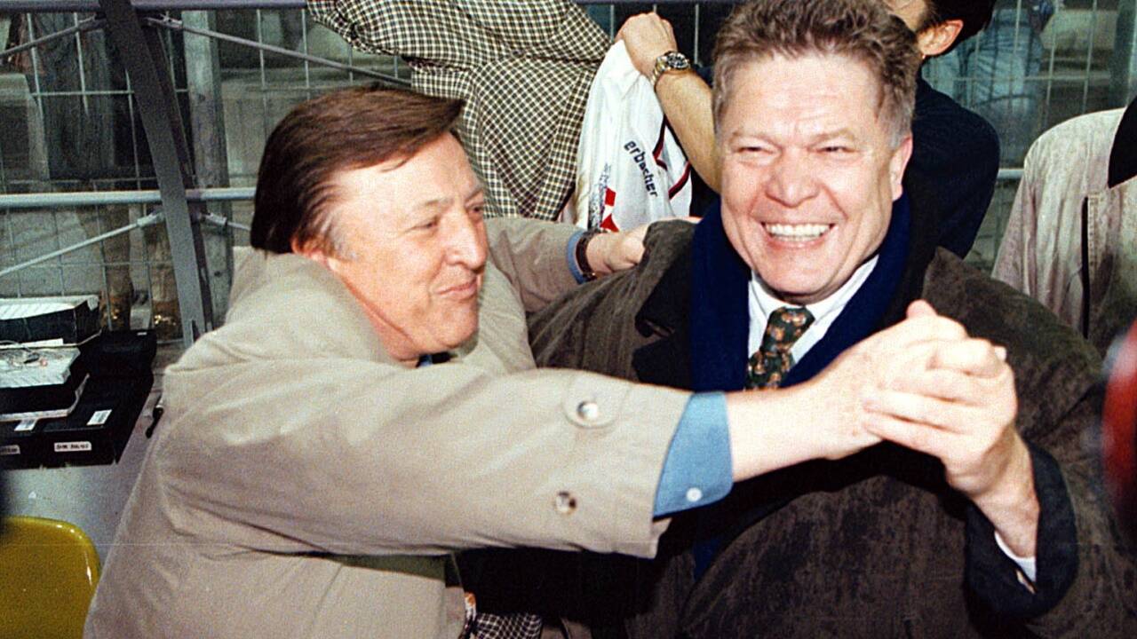 Austria-Präsident Rudi Quehenberger beim Siegestanz mit Trainer Otto Baric.  