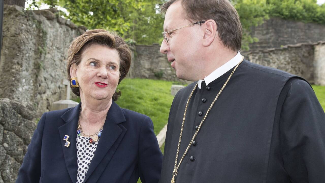 Festspielpräsidentin Helga Rabl-Stadler und Abt Johannes Perkmann vom Stift Michaelbeuern auf der „Himmels-Terrasse“ neben der Pfarrkirche Mülln. 