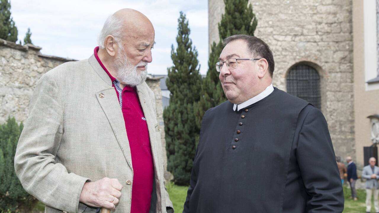 Sepp Forcher und Pfarrer Franz Lauterbacher. 