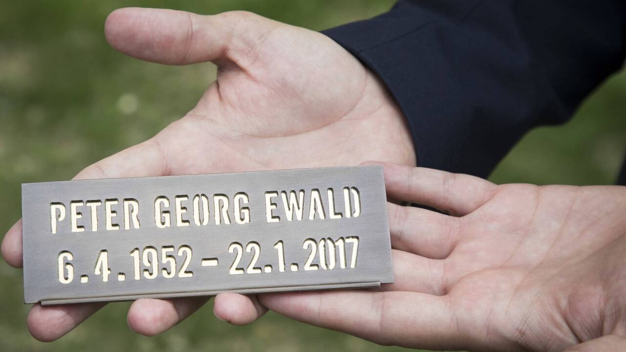  Solche Namensschilder werden auf einer gemeinsamen Gedenktafel angebracht. Die erste Beisetzung findet am 11. Mai statt. 