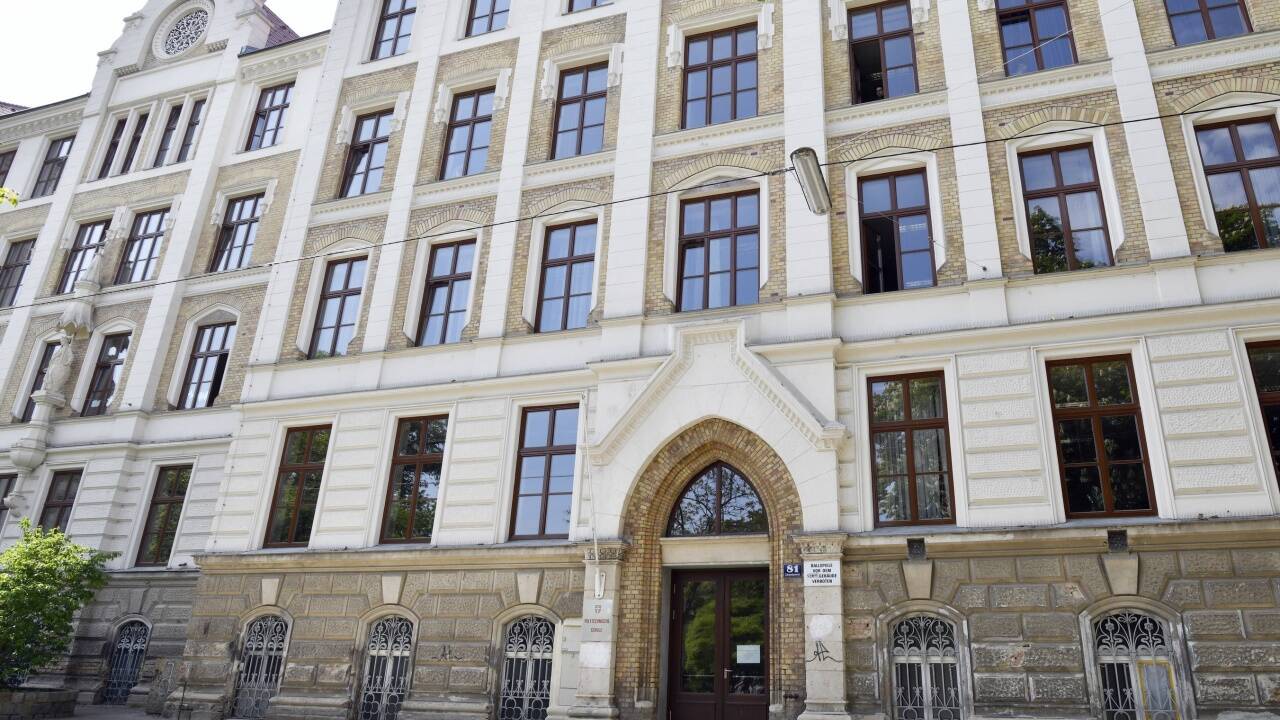 Beim Streit um Geld hat ein 16-Jähriger am Mittwoch, 2. Mai 2018, einen 14-Jährigen vor dieser Polytechnischen Schule in Wien-Währing niedergestochen. 