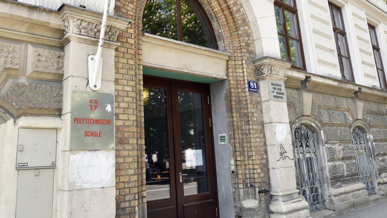 Beim Streit um Geld hat ein 16-Jähriger am Mittwoch, 2. Mai 2018, einen 14-Jährigen vor dieser Polytechnischen Schule in Wien-Währing niedergestochen. 