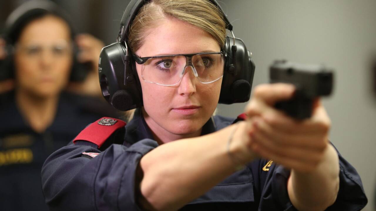 Cornelia Hütter beim Schießtraining. 