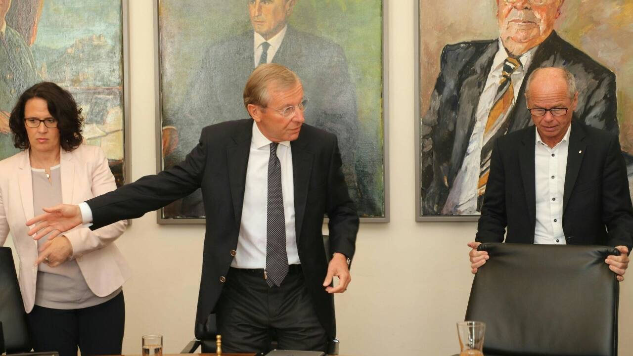 Bitte Platz nehmen: Wilfried Haslauer, Christian Stöckl, Daniela Gutschi.  