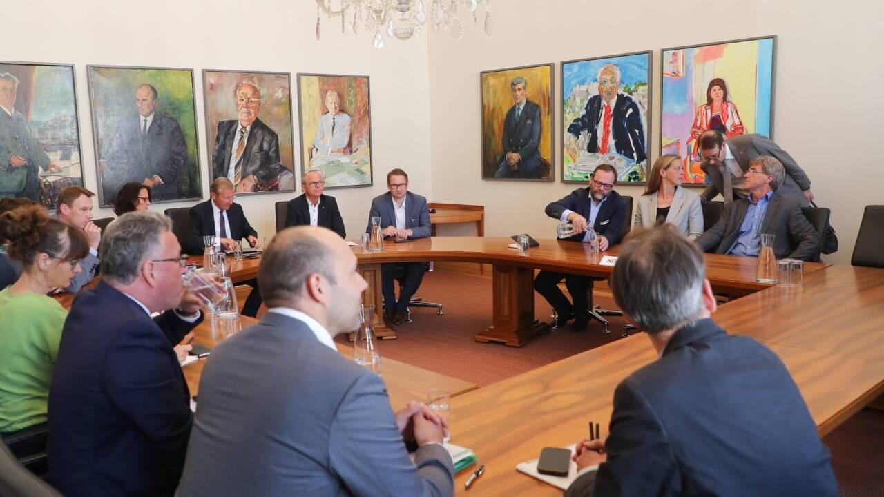 Verhandelt wird im Regierungssitzungszimmer.  