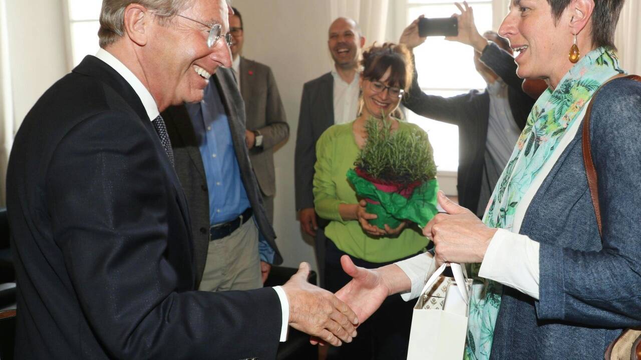 Wilfried Haslauer begrüßt Astrid Rössler. Die überreichte zum Geburtstag Schokolade.  