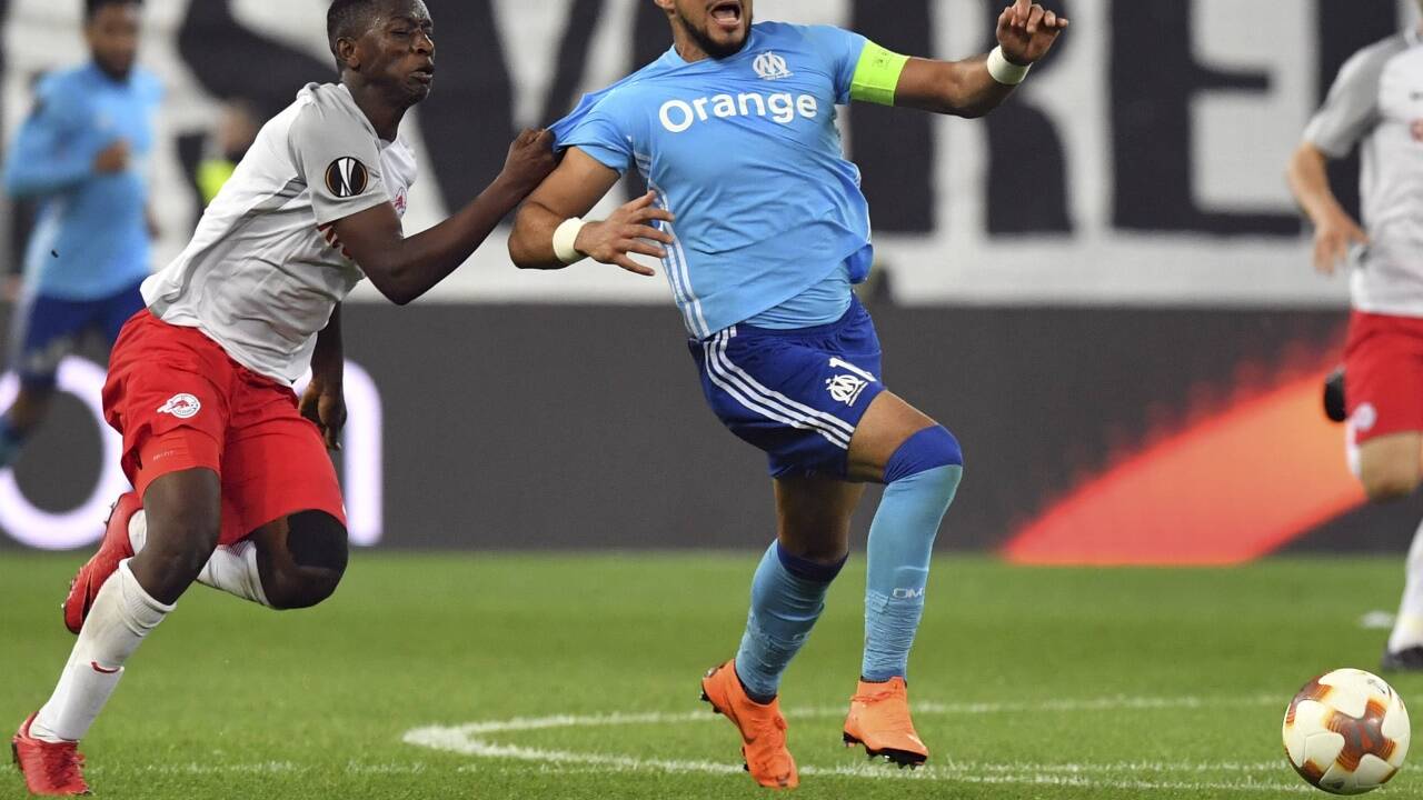 Amadou Haidara hält Dimitri Payet.  