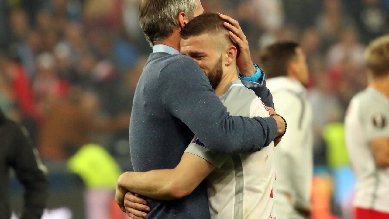 Es flossen die Tränen: Valon Berisha musste von Salzburg-Trainer Marco Rose getröstete werden. 