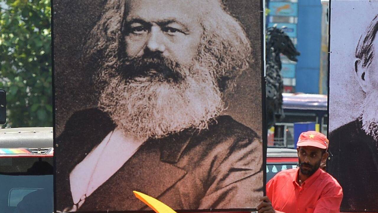 Denkmal auf Rädern – Anhänger der Frontline Socialist Party schieben bei einer Kundgebung ein Porträt von Karl Marx durch die Straßen von Sri Lankas Hauptstadt Colombo. Denkmal auf Rädern – Anhänger der Frontline Socialist Party schieben bei einer Kundgebung ein Porträt von Karl Marx durch die Straßen von Sri Lankas Hauptstadt Colombo.