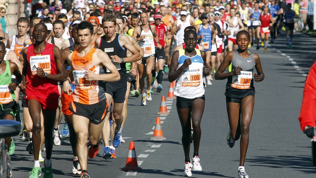 Mit wie vielen Stundenkilometer ist ein Marathonläufer unterwegs? SN.at