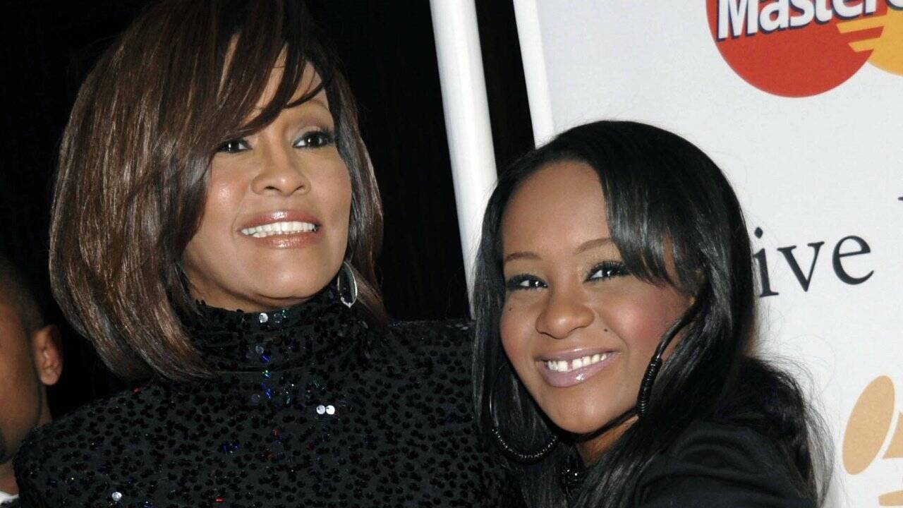 Whitney Houstons Mutter am Krankenbett der Enkelin Whitney Houstons Mutter am Krankenbett der Enkelin