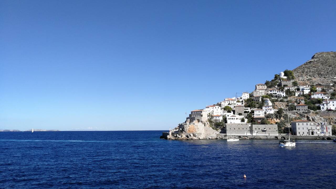 Nach Hydra kommt man nur mit dem Boot: Zwei Stunden braucht das Schnellboot, das in Piräus nahe Athen ablegt.  