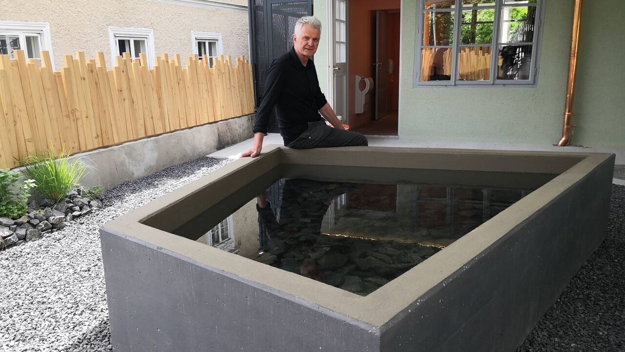 Im Garten gibt es einen kleinen Teich, um den sich künftig die Gäste sitzen können.  