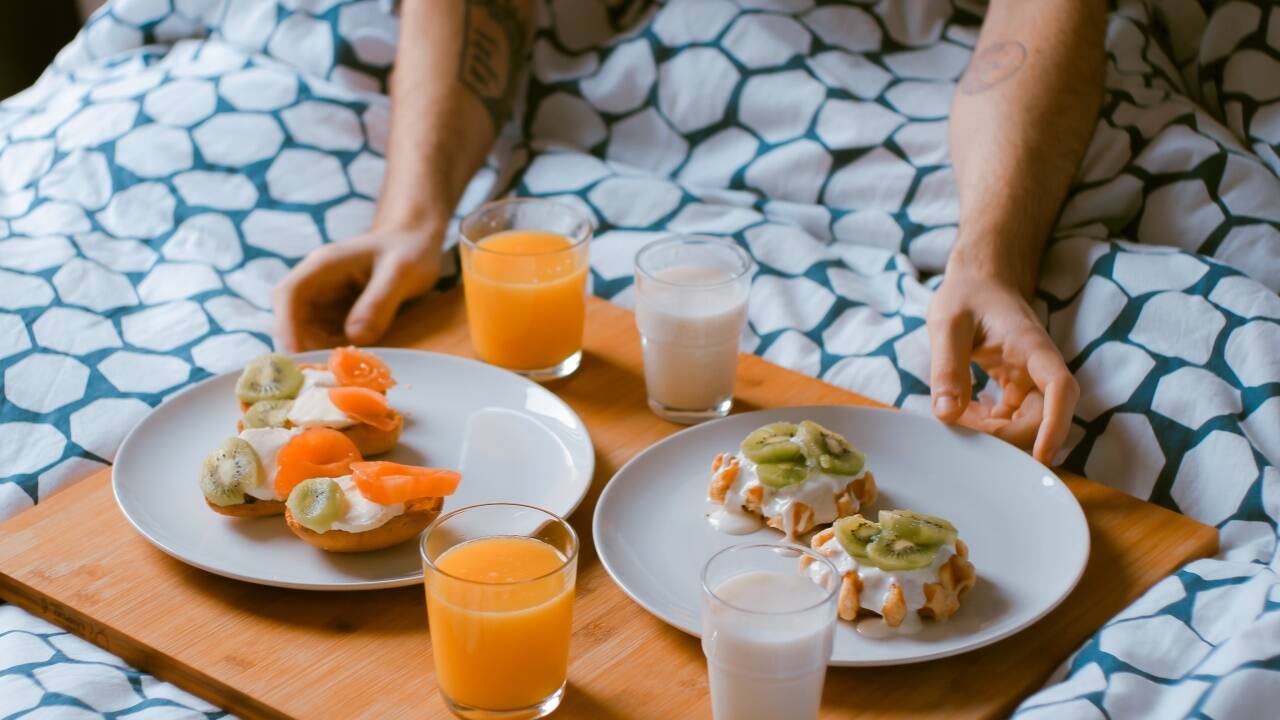Schon am Morgen die Mutter mit einem Frühstück ans Bett überraschen. 