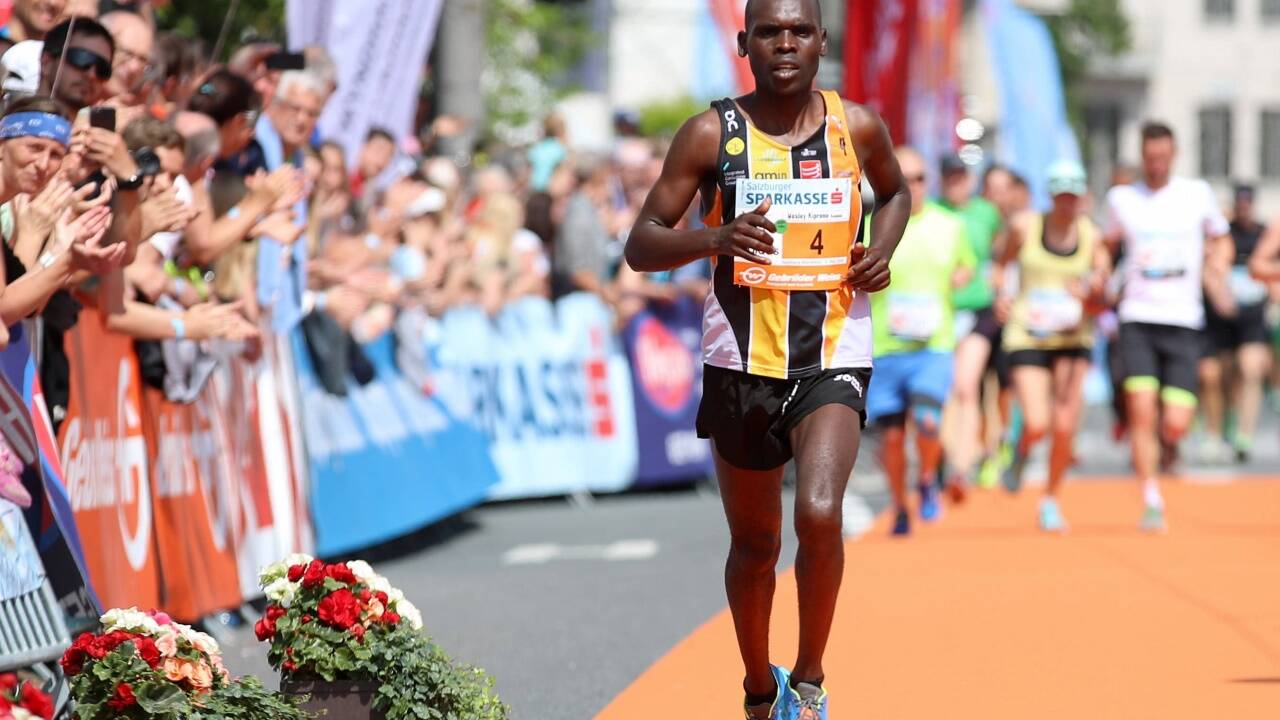 Sieger Wesley Kemboi im Ziel.  
