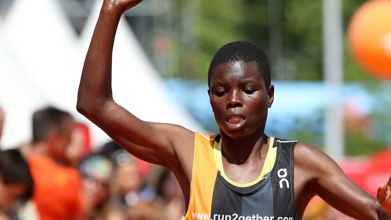 Teresiah-Kwamboka ( Omosa Kenia) siegte bei den Frauen.  