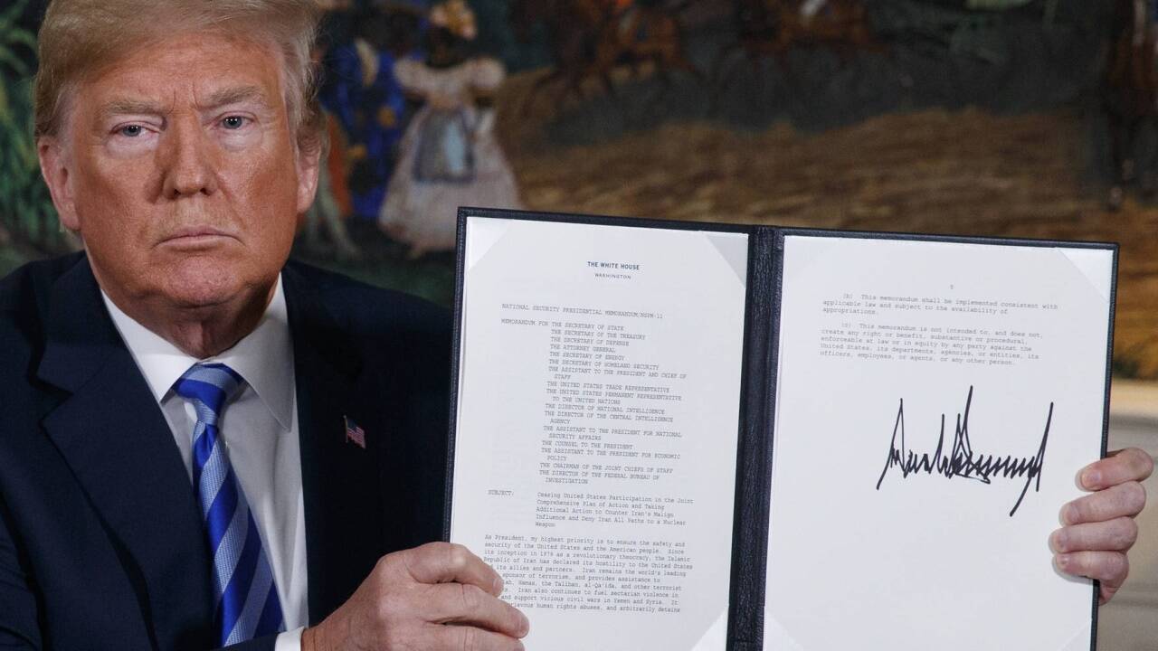 Schwarz auf weiß: US-Präsident Donald Trump mit dem Anti-Atomdeal-Memorandum. 